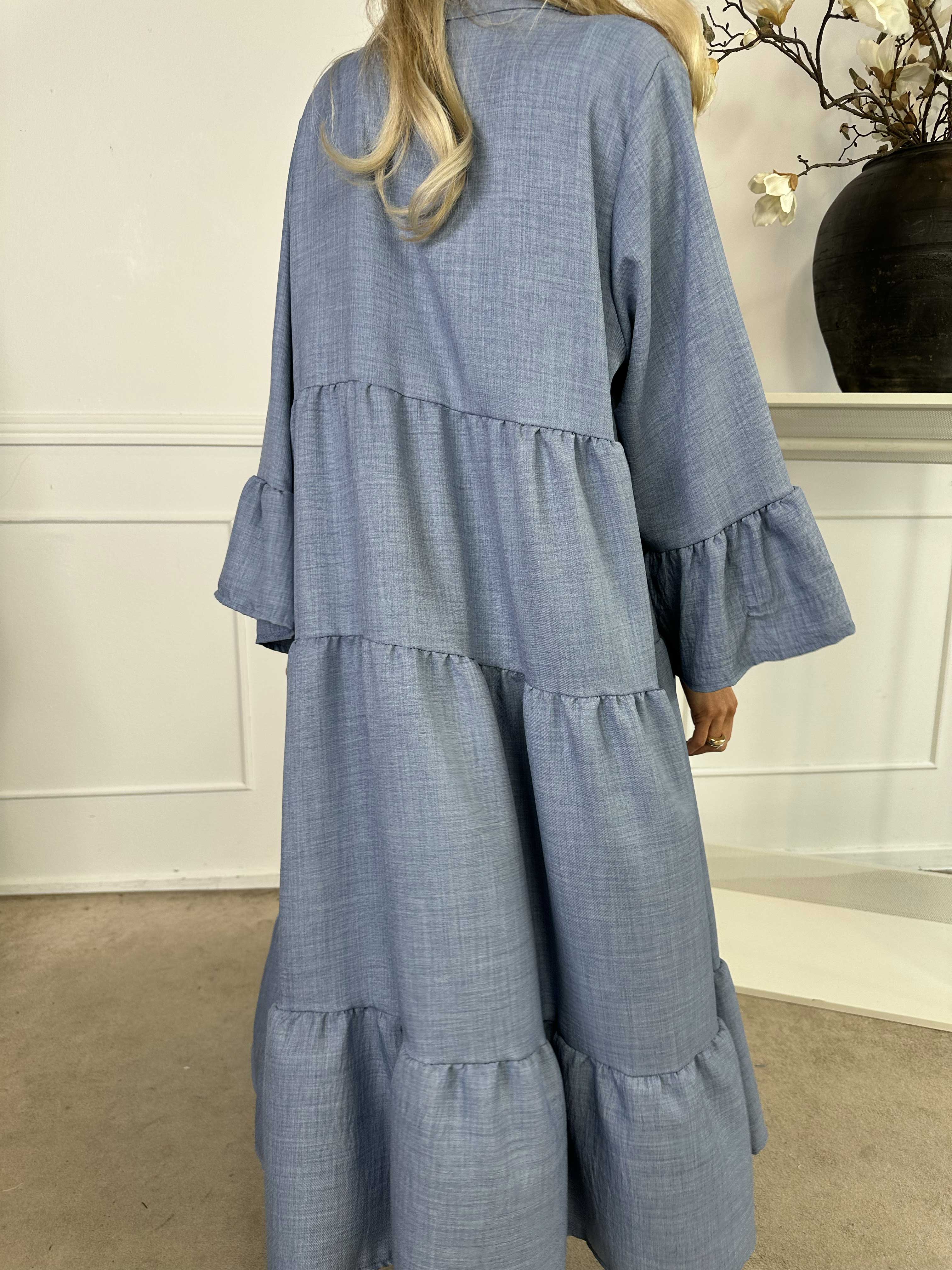 Arjana - Söt klänning med lager i lagerlook och knappar